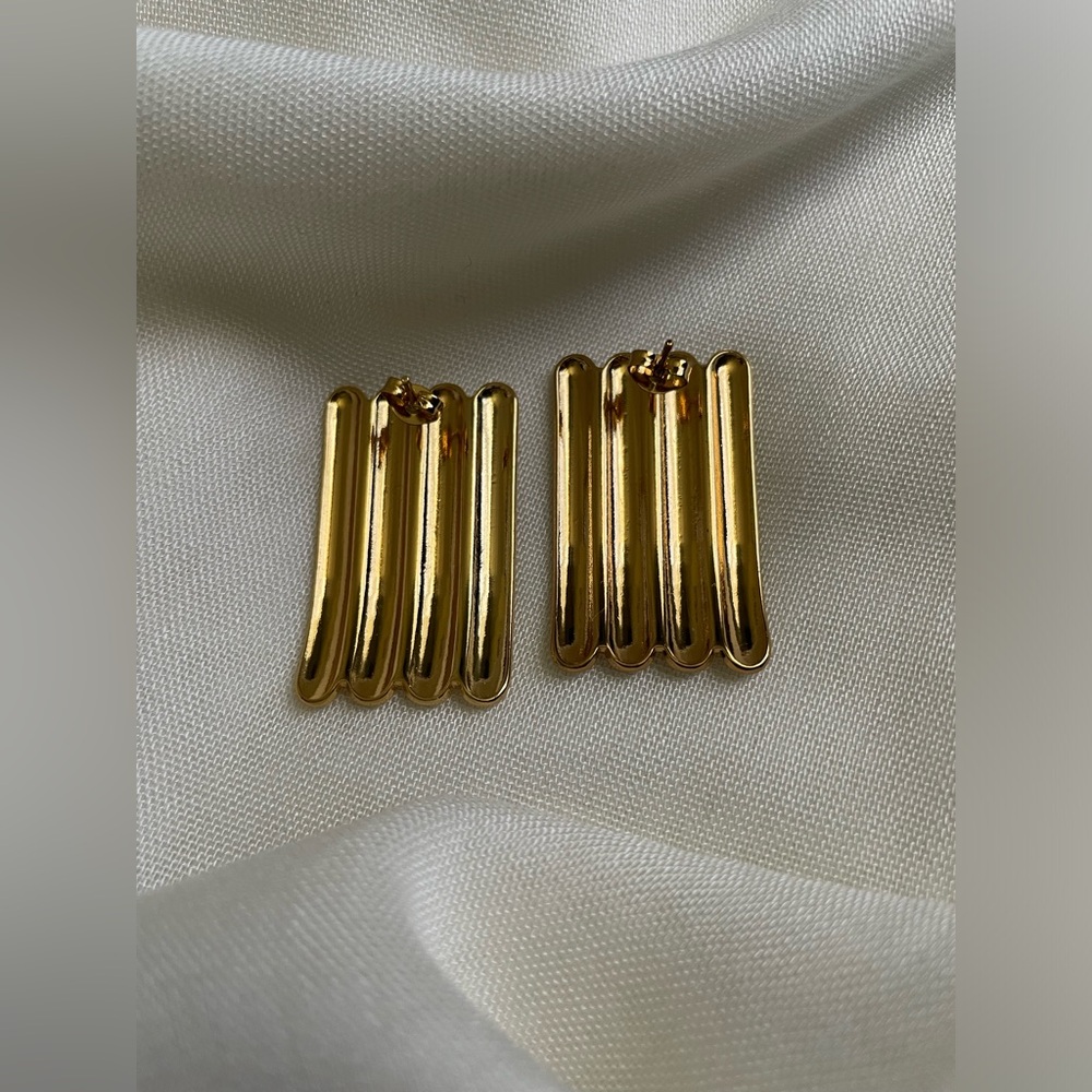 Gold-Plated Ribbed Rectangular Earrings - Picture 6 of 6